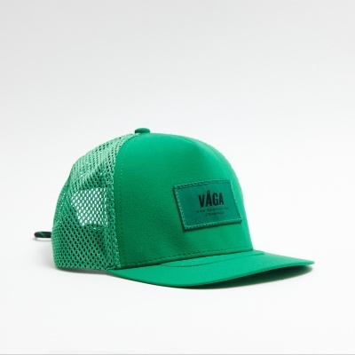 Boné verde com parte em rede e etiqueta VAGA na frente