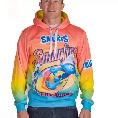 Camisola colorida com estampa dos Smurfs a surfar e textos na frente e nas mangas