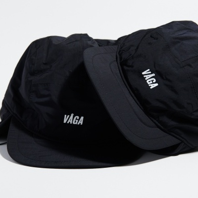 Três chapéus pretos com a palavra VAGA em branco