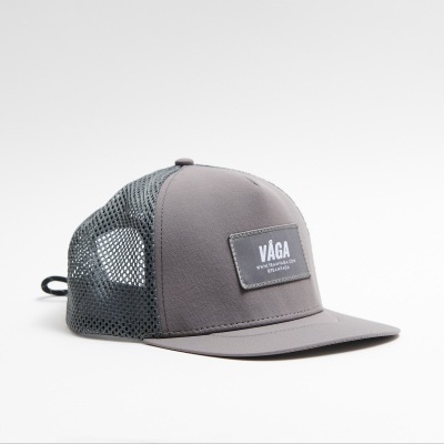 Boné cinza com pala reta e malha preta com etiqueta VÁGA