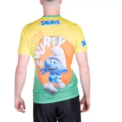 Camisola desportiva dos Smurfs vista de costas com calções pretos