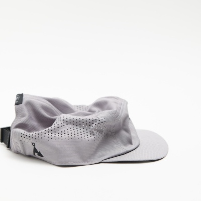 Boné desportivo cinzento claro com microfuros e logo de jogador de golfe.