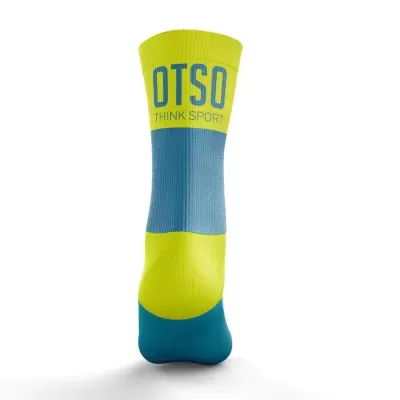 Meia desportiva amarela e azul com texto OTSO THINK SPORT