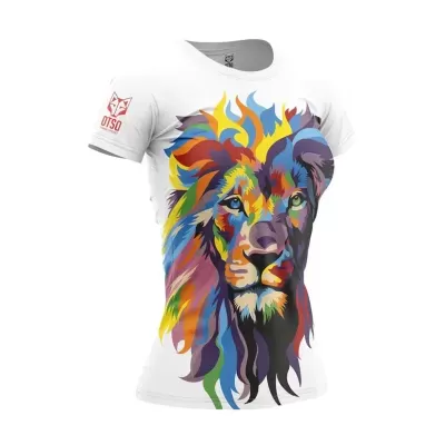 Camiseta branca com estampa de leão colorido e logótipo OTSO no braço