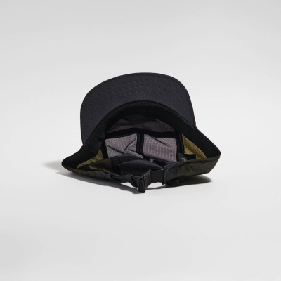 Boné desportivo preto virado para baixo mostrando interior