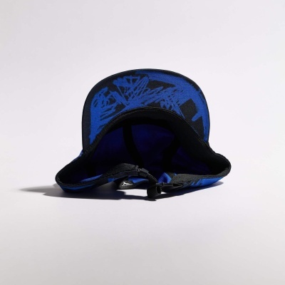 Vista interior de um boné azul e preto com padrão abstrato azul na pala