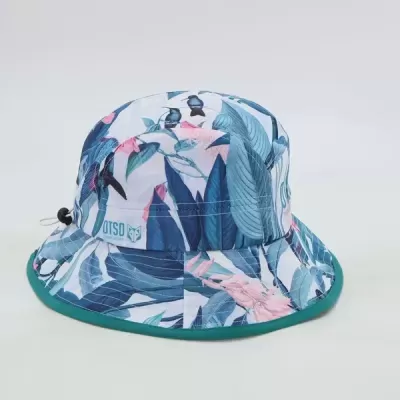 Chapéu de tecido com padrão floral e folhas em azul, rosa e verde, com aba verde