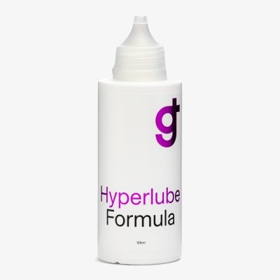 Frasco branco plástico com tampa bico e texto 'g+ Hyperlube Formula 125 ml'