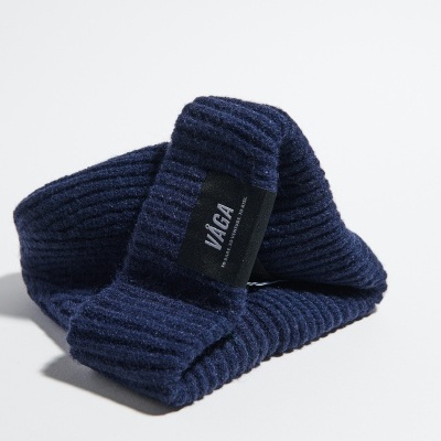 Gorro ou faixa de cabeça azul escura com etiqueta VAGA