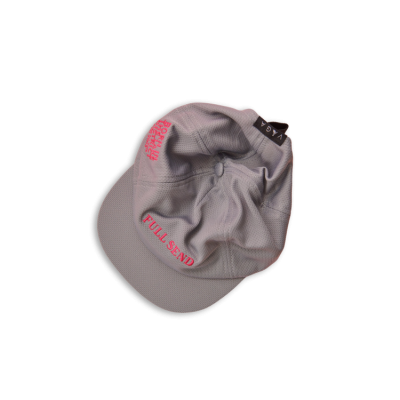 Boné cinzento com texto rosa e etiqueta preta