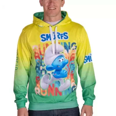 Homem a usar sweatshirt com capuz dos Smurfs amarelo a verde e calças jeans