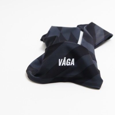 Máscara de tecido preta com o texto 'VÁGA'