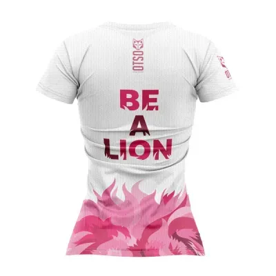 Camisola branca de manga curta com padrão de chamas rosa e texto BE A LION