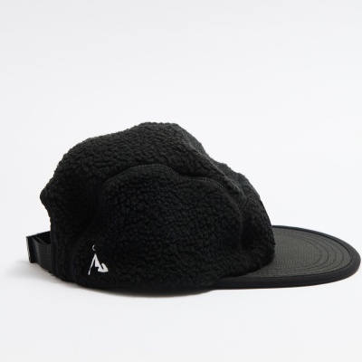 Boné preto com aba rígida e copa felpuda