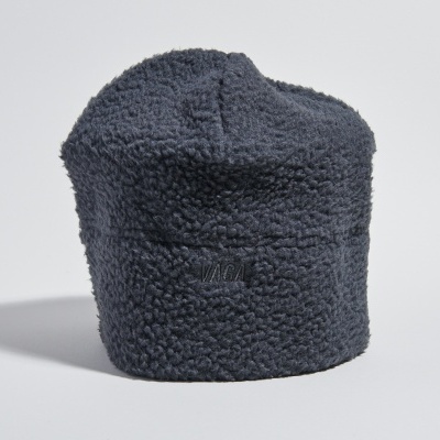 Gorro preto de tecido peludo sobre fundo branco