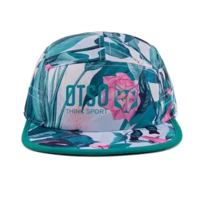 Boné com estampa floral verde, rosa e branco e aba verde com texto OTSO THINK SPORT