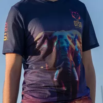 T-shirt desportiva azul escura com estampa de elefante e texto OTSO THINK SPORT