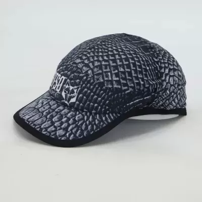 Boné cinza escuro com padrão semelhante a pele de crocodilo e texto branco 1930 SPORT