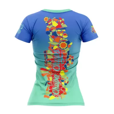 T-shirt feminina azul e verde com estampado colorido e texto vermelho nas costas