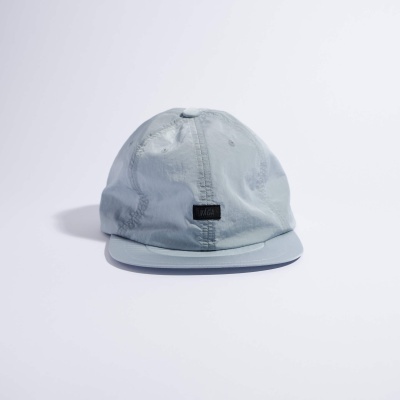 Boné cinzento claro com etiqueta preta VAGA