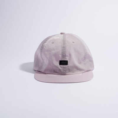 Boné rosa claro com etiqueta VÁGA