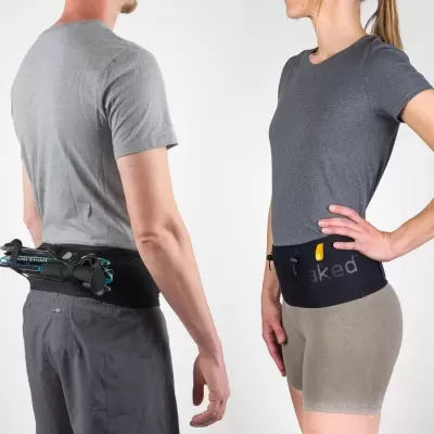 Homem e mulher a usar cintos de corrida com bolsos, roupa casual desportiva cinza e bege, fundo branco.