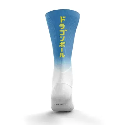 Meia esportiva azul e branca com texto amarelo em japonês