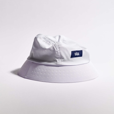 Chapéu branco tipo bucket com etiqueta azul VÅGA