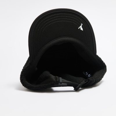 Boné preto com detalhe branco bordado e interior felpudo