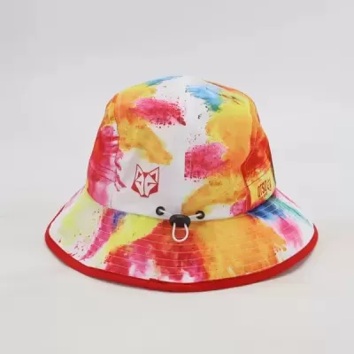 Chapéu tipo pescador colorido com padrão aquarela e logo de raposa