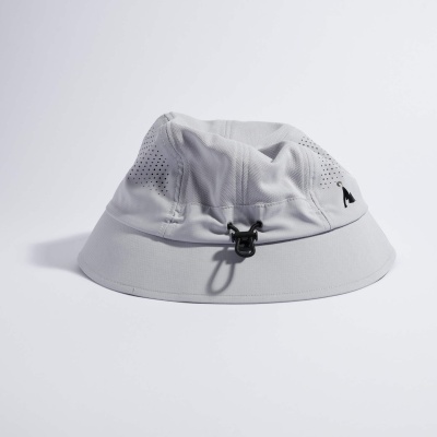 Chapéu bucket cinzento claro com fivela preta e detalhes perfurados