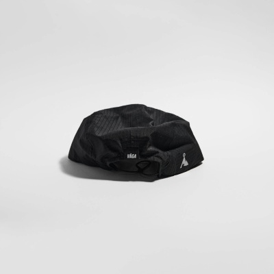 Boné preto com etiqueta VÅGA e símbolo branco