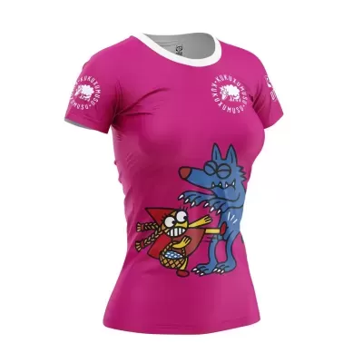 T-shirt rosa com personagens de desenho e texto branco nos braços