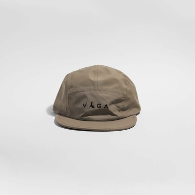 Boné bege com texto VAGA na frente