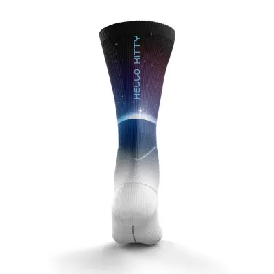 Meia desportiva com design espacial e texto Hello Kitty