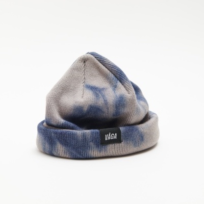 Gorro cinza e azul tie-dye com etiqueta 'VÁGÅ'