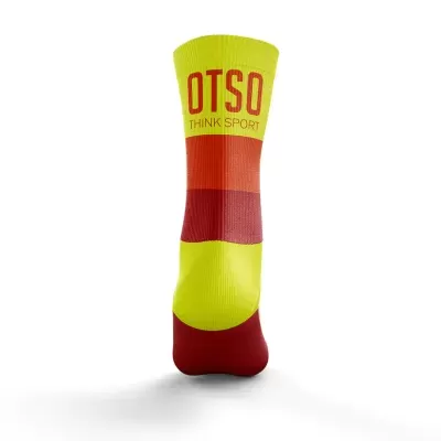 Meia desportiva amarela, vermelha e laranja com texto OTSO THINK SPORT