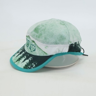 Boné verde claro e branco com padrão floresta e raposa estampada