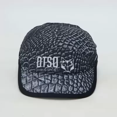 Boné preto com padrão de escamas e texto OTOSO THIN SPORT