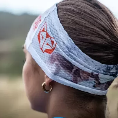 Faixa de cabeça branca com estampas vermelhas e castanhas em tecido ventilado