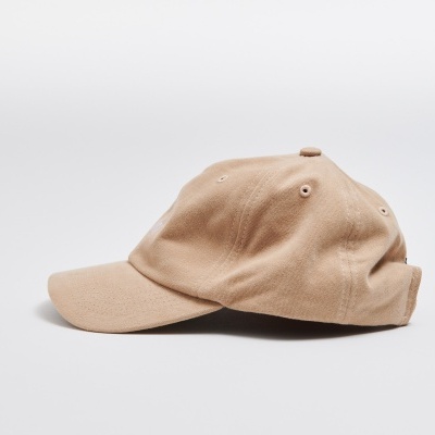 Boné bege de tecido com aba curvada sobre fundo branco
