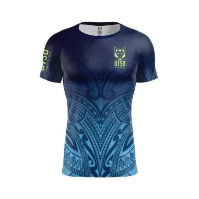 T-shirt desportiva azul com padrão tribal e logótipo OTSO