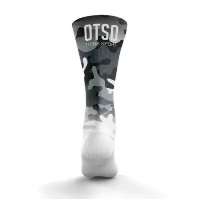 Meia desportiva cinza e branca com padrão camuflado e texto OTSO THINK SPORT