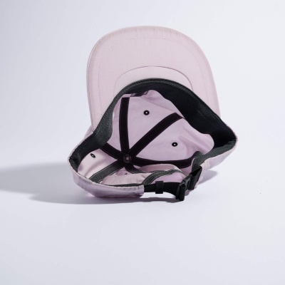 Boné rosa de tecido com interior preto e fecho ajustável