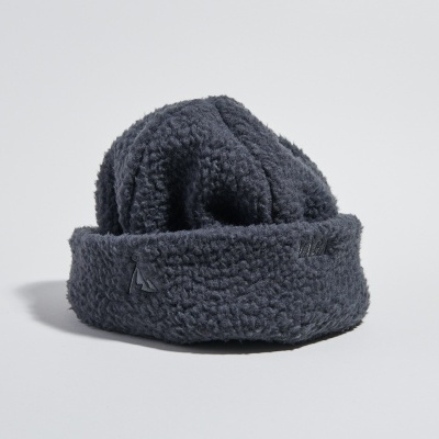 gorro cinza escuro felpudo com aba virada para cima