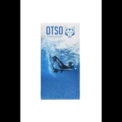 Toalha desportiva azul e branca com logótipo e imagem de nadador