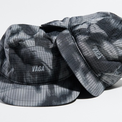 Duas boinas em padrão cinza com texto VAGA