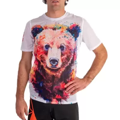 Camisola branca com estampa colorida de urso e calções pretos com detalhes laranja
