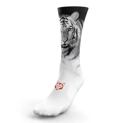 Meia branca com estampa de tigre branco e logo vermelho de raposa