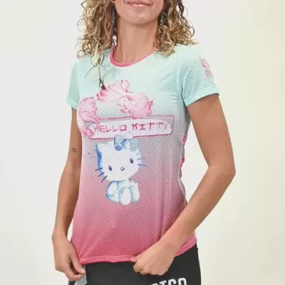 Mulher com t-shirt Hello Kitty em degradê azul e rosa e saia preta desportiva
